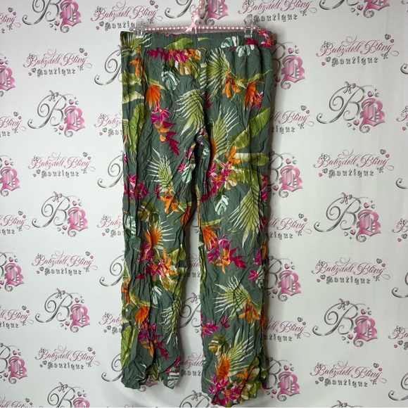 La Vie En Rose pants tropical floral flowers tropics Green Floral Pants - Picture 2 of 6